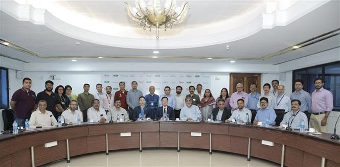 Đại sứ đặc mệnh toàn quyền Việt Nam tại Ấn Độ Nguyễn Thanh Hải với lãnh đạo các công ty khởi nghiệp ở Công viên công nghệ Trivandrum. (Ảnh: Ngọc Thúy/TTXVN)