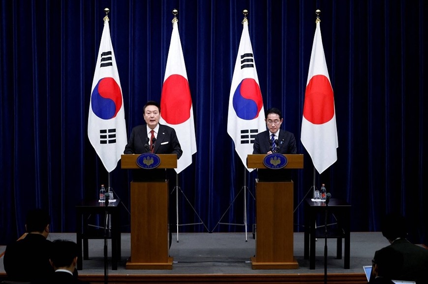 Tổng thống Hàn Quốc Yoon Suk-yeol (trái) và Thủ tướng Fumio Kishida (phải) tại cuộc gặp ở Tokyo (Nhật Bản), ngày 16-3.