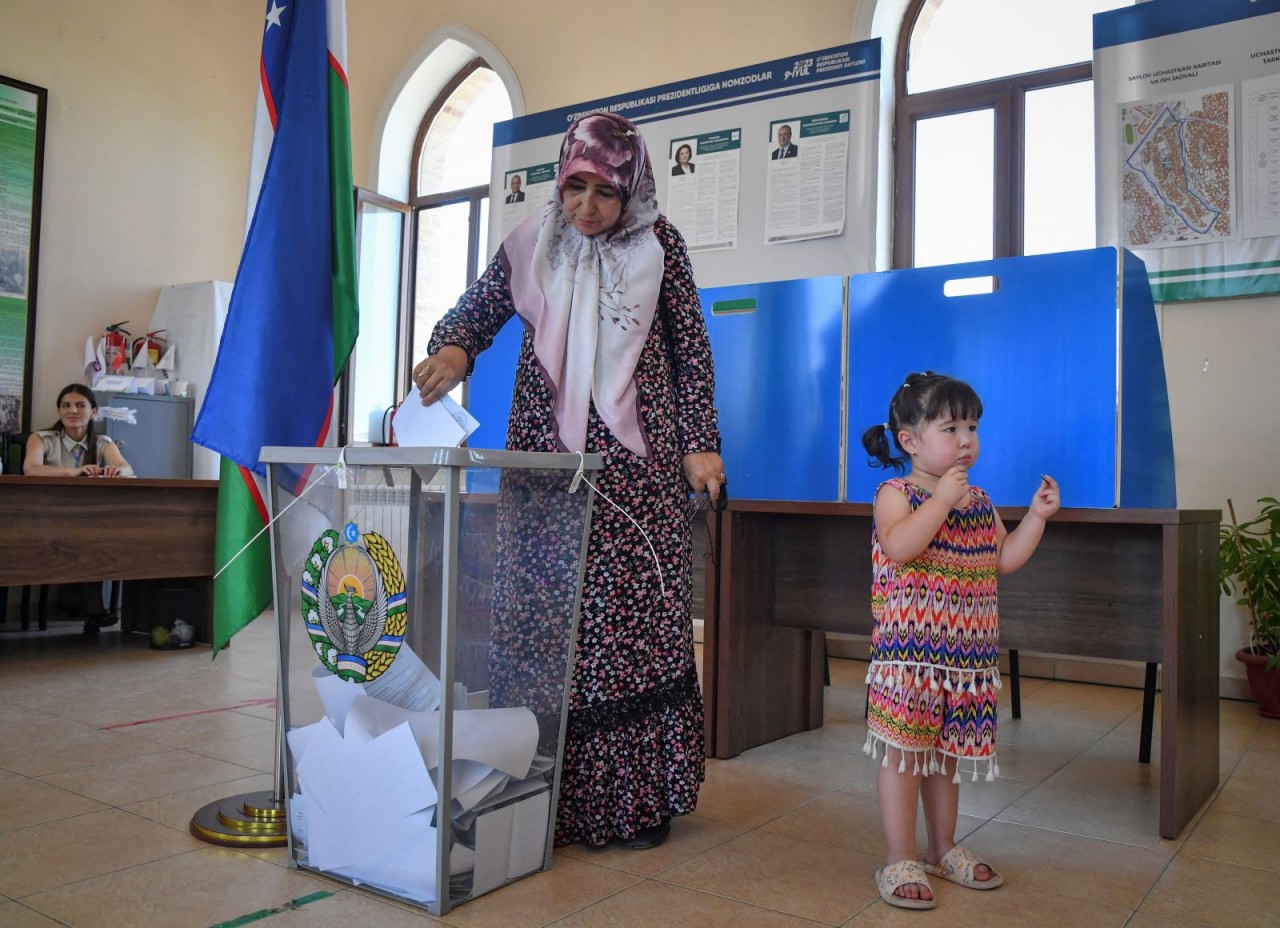 Cử tri bỏ phiếu trong cuộc bầu cử Tổng thống tại Tashkent, Uzbekistan, ngày 9/7/2023. (Nguồn: Reuters)
