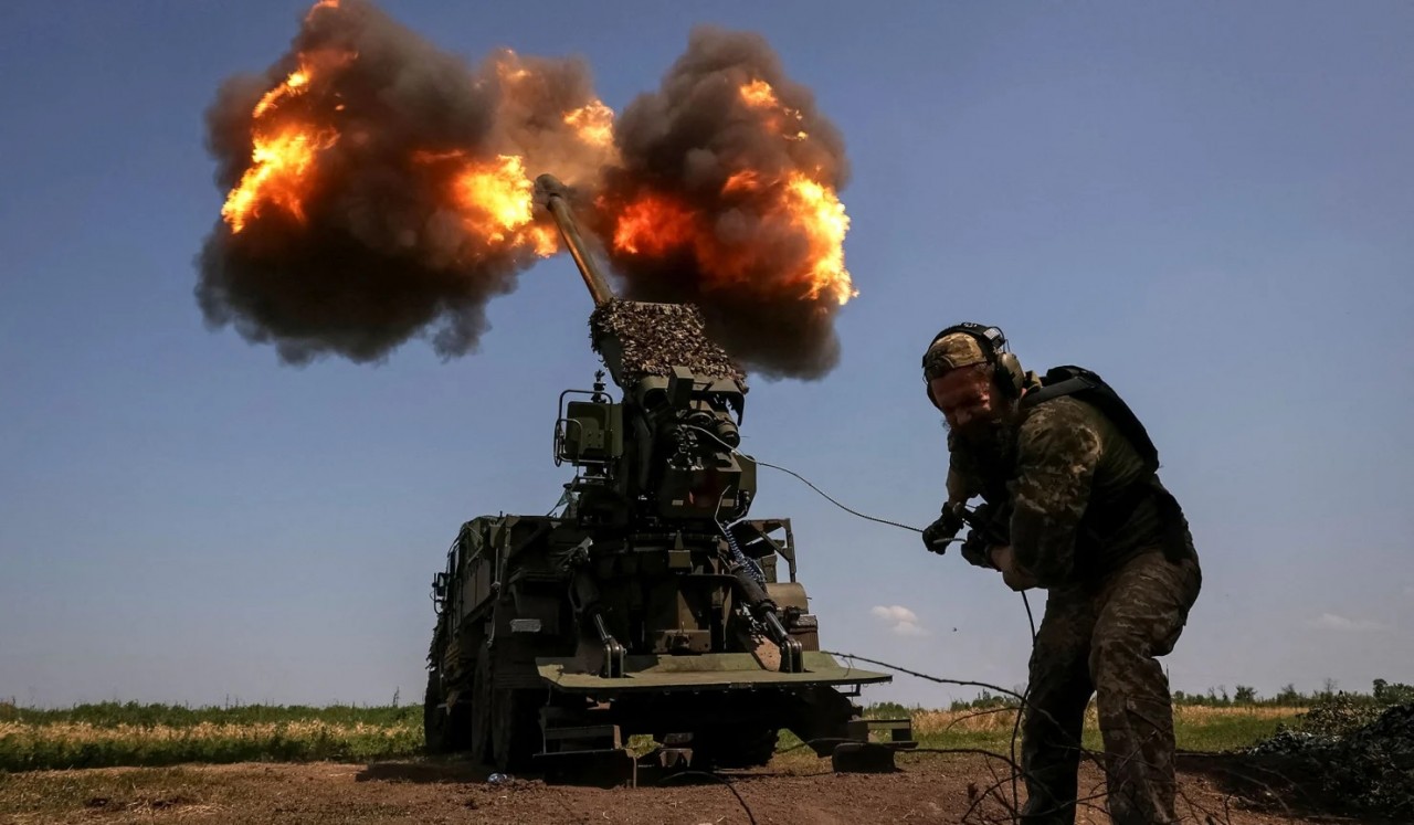 Quân nhân Ukraine thuộc Lữ đoàn bộ binh cơ giới riêng biệt số 57 Kost Hordiienko bắn lựu pháo tự hành Bohdana 2S22 về phía lực lượng Nga tại một vị trí gần Bakhmut, vùng Donetsk, Ukraine, ngày 5/7. Được coi là lựu pháo tự hành hiếm nhất của Kiev, vũ khí c