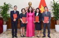 Thứ trưởng Ngoại giao Lê Thị Thu Hằng trao quyết định điều động, bổ nhiệm 4 lãnh đạo cấp Vụ
