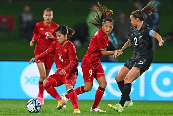Các cầu thủ đội tuyển nữ Việt Nam (áo đỏ) thi đấu giao hữu với nữ New Zealand. (Nguồn: Dân trí)