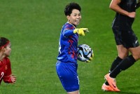 Thủ môn Kim Thanh nhận giải xuất sắc nhất trận đấu tuyển nữ Việt Nam vs nữ New Zealand