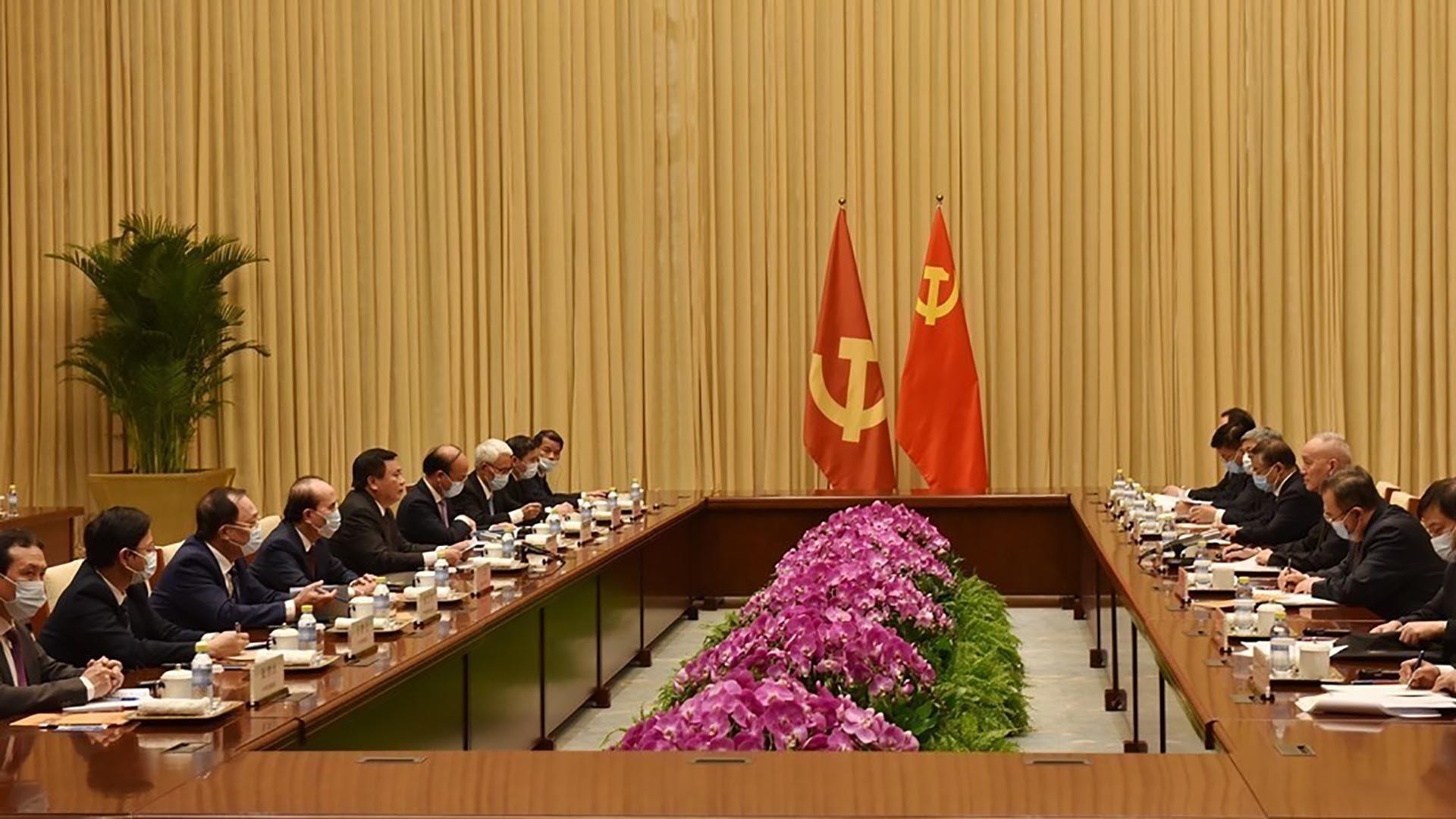 Đồng chí Nguyễn Xuân Thắng và đoàn đại biểu Đảng Cộng sản hội đàm với đồng chí Thái Kỳ và đoàn đại biểu Đảng Cộng sản Trung Quốc. (Nguồn: TTXVN)