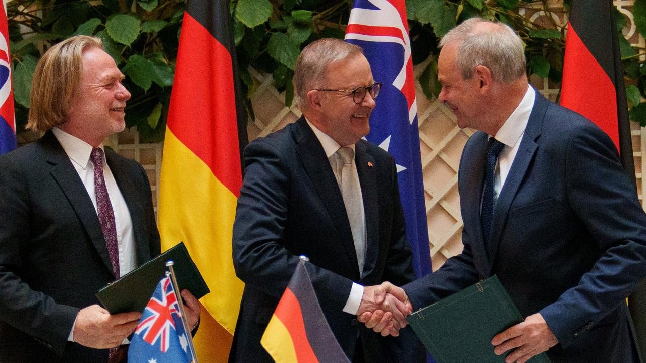 Đại sứ Australia tại Đức Philip Green, Thủ tướng Anthony Albanese và Quốc vụ khanh, Bộ Quốc phòng Liên bang Đức Benedikt Zimmer sau lễ ký kết thỏa thuận. (Nguồn: Twitter)