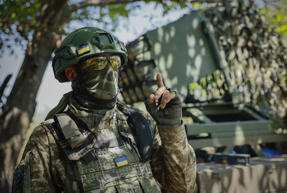 (07.11) Tướng VSU khẳng định đang chiếm ưu thế ở Bakhmut - Ảnh: Một binh sĩ Ukraine tại khu vực Bakhmut, Donetsk. (Nguồn: AP)