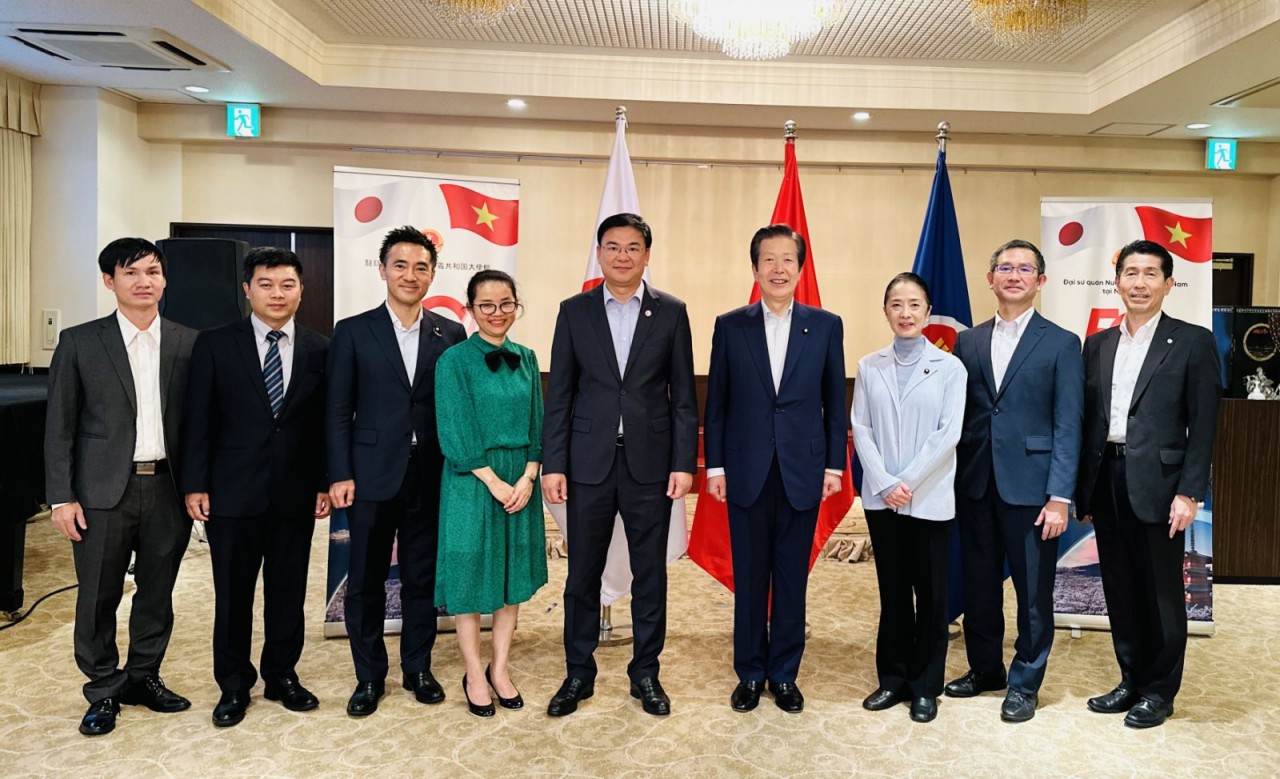Chủ tịch Đảng Công minh và một số thành viên cấp cao của đảng đến thăm và làm việc tại Đại sứ quán Việt Nam tại Nhật Bản. (Nguồn: ĐSQ VN tại NB)