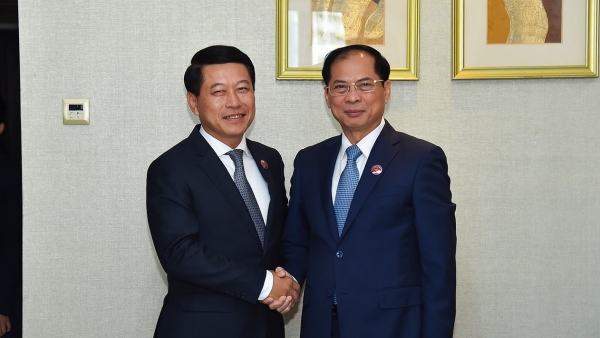 AMM-56: Vietnam, Laos Foreign Ministers coordinate closely at multilateral forums