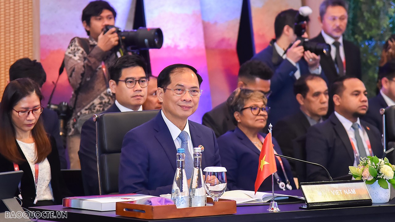 Hoạt động của Bộ trưởng Ngoại giao Bùi Thanh Sơn trong ngày đầu tiên dự AMM-56