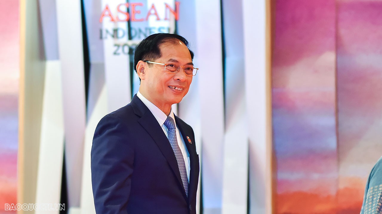 Ngay sau đó, Bộ trưởng Bùi Thanh Sơn đã đến dự lễ đón các Bộ trưởng Ngoại giao ASEAN dự AMM-56 của Bộ trưởng Ngoại giao Indonesia Retno Marsudi.