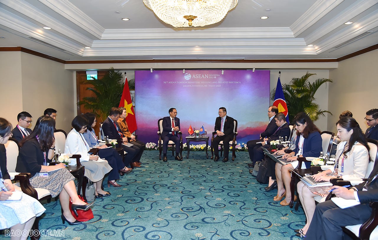 AMM-56: Bộ trưởng Ngoại giao Bùi Thanh Sơn gặp Tổng thư ký ASEAN Kao Kim Hourn