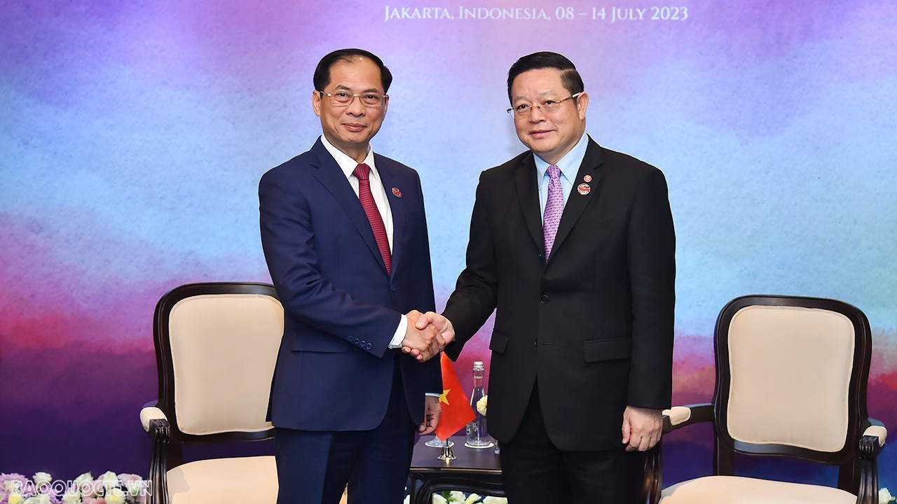 AMM-56: Bộ trưởng Ngoại giao Bùi Thanh Sơn gặp Tổng thư ký ASEAN Kao Kim Hourn