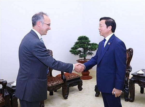 Deputy PM Tran Hong Ha receives Australian Professor of energy, climate change