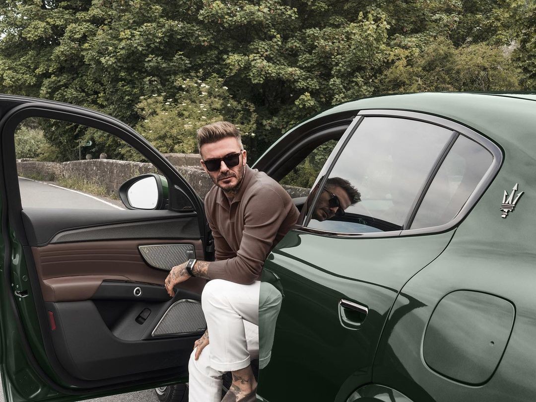 Ngày 15/6, trên trang cá nhân, cựu siêu sao bóng đá David Beckham thu hút hơn 600.000 lượt thích khi đăng ảnh tạo dáng bên xe 1986 Maserati Quattroporte Royale. Cựu danh thủ kết hợp áo tay dài màu sắc trung tính với quần kaki trắng hiệu Loro Piana và kính