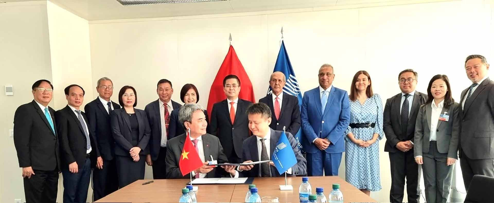 Tổng giám đốc WIPO Daren Tang và Cục trưởng Cục Sở hữu trí tuệ Đinh Hữu Phí ký kết thoả thuận hợp tác giữa WIPO và Cục Sở hữu trí tuệ, với sự chứng kiến của Thứ trưởng Nguyễn Hoàng Giang và các đại diện của WIPO. (Nguồn: Bộ KH&CN)