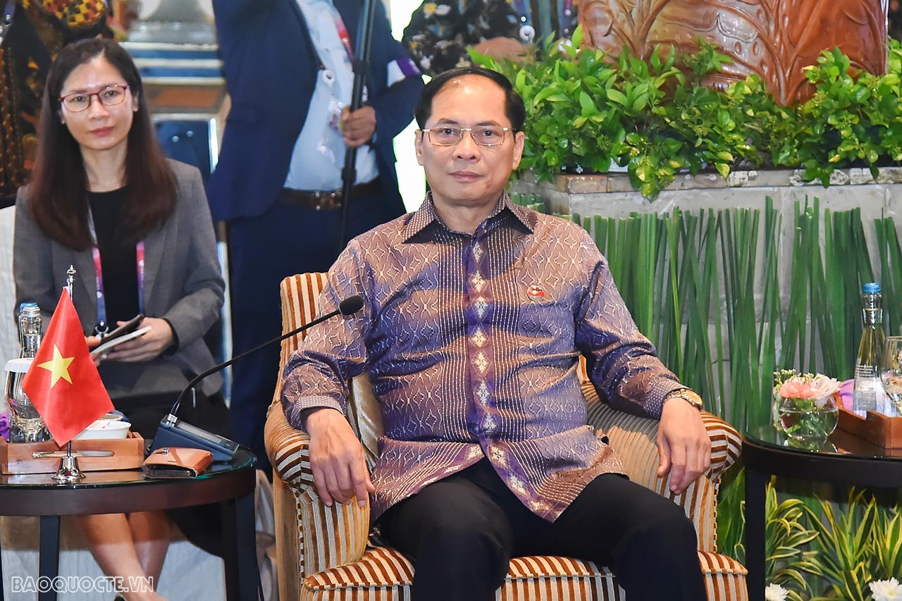Bộ trưởng Ngoại giao Bùi Thanh Sơn dự phiên họp hẹp, tiếp xúc song phương trong ngày làm việc thứ hai AMM-56