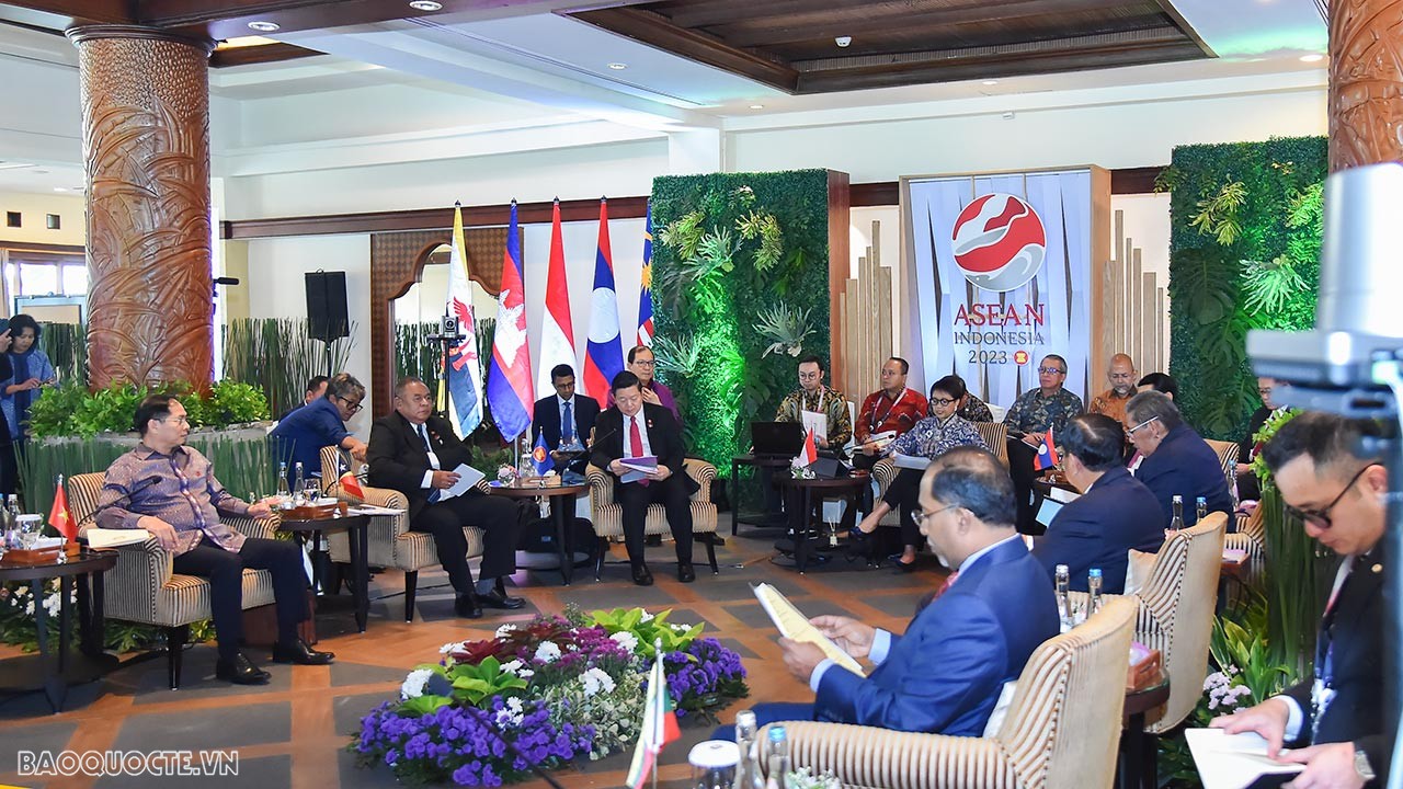 AMM-56: Bộ trưởng Ngoại giao Bùi Thanh Sơn dự khai mạc phiên họp hẹp, Indonesia khuyến khích đối thoại tìm giải pháp cho vấn đề Myanmar Bộ trưởng Ngoại giao Bùi Thanh Sơn dự phiên họp hẹp, tiếp xúc song phương trong ngày làm việc thứ hai AMM-56
