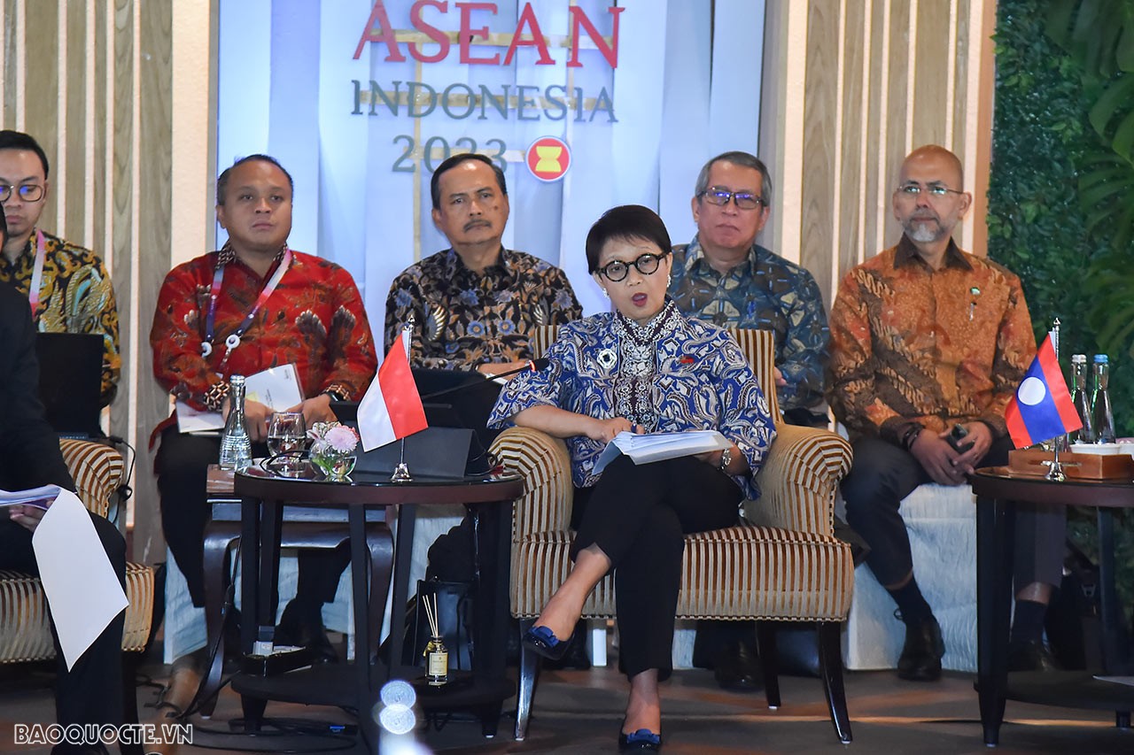 AMM-56: Bộ trưởng Ngoại giao Bùi Thanh Sơn dự khai mạc phiên họp hẹp, Indonesia khuyến khích đối thoại tìm giải pháp cho vấn đề Myanmar Bộ trưởng Ngoại giao Bùi Thanh Sơn dự phiên họp hẹp, tiếp xúc song phương trong ngày làm việc thứ hai AMM-56