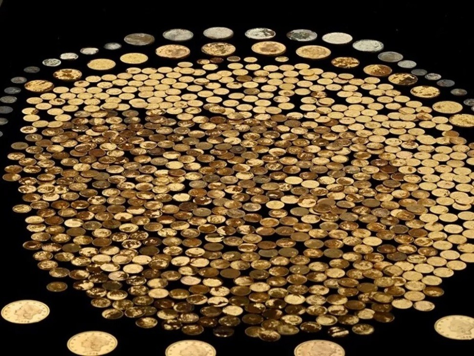 Hơn 700 đồng xu cổ quý hiếm sau khi được khai quật. (Nguồn: NGC)