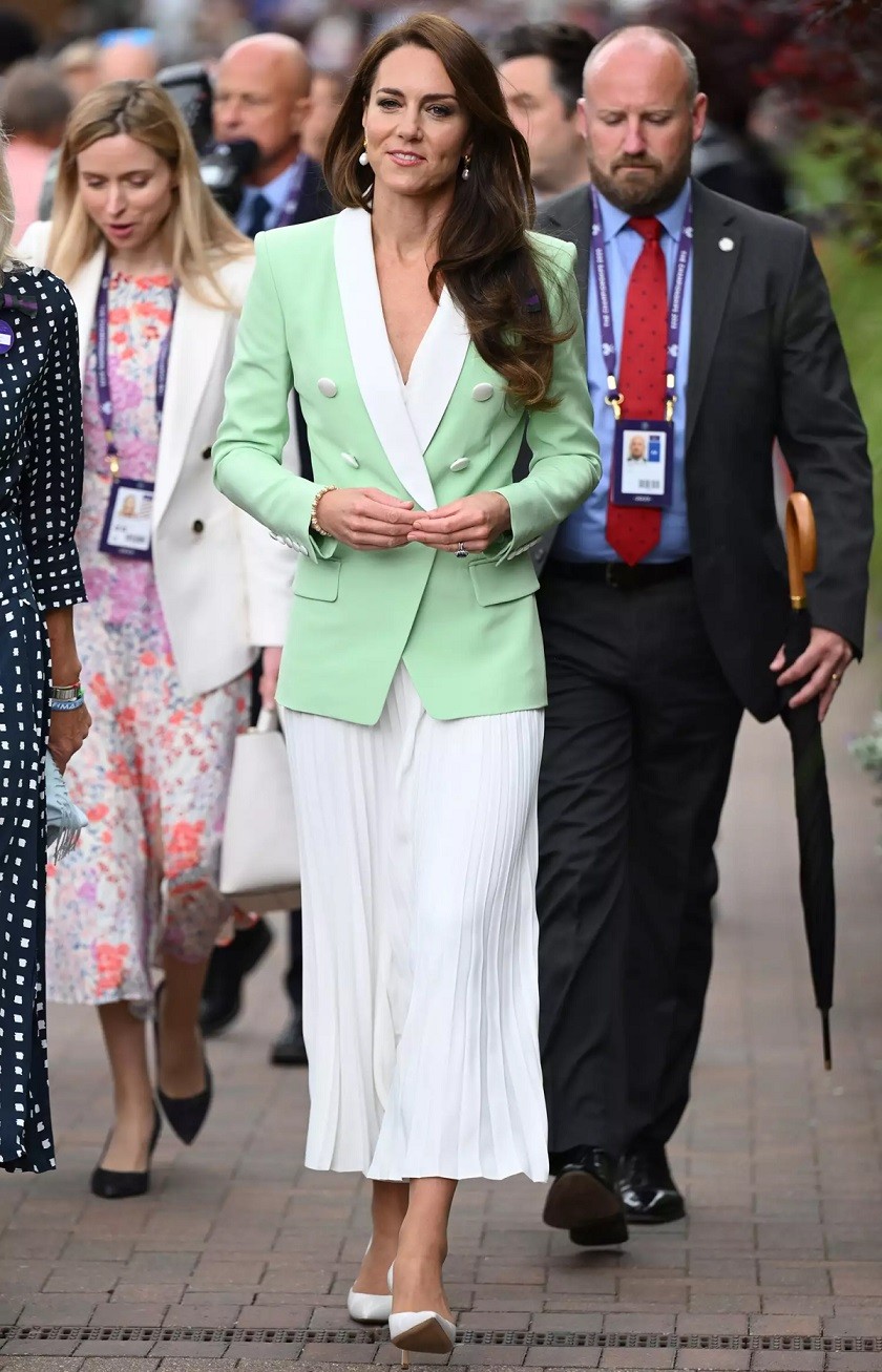 Tại buổi ra mắt Wimbledon năm nay, Vương phi xứ Wales Kate diện áo blazer Balmain màu xanh bạc hà, kết hợp cùng váy xếp ly trắng và giày cao gót ton sur ton với tổng thể.
