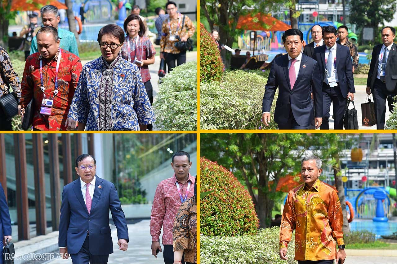 Bộ trưởng Ngoại giao Indonesia Retno Marsudi cùng các Bộ trưởng Ngoại giao ASEAN đến dự phiên họp hẹp...