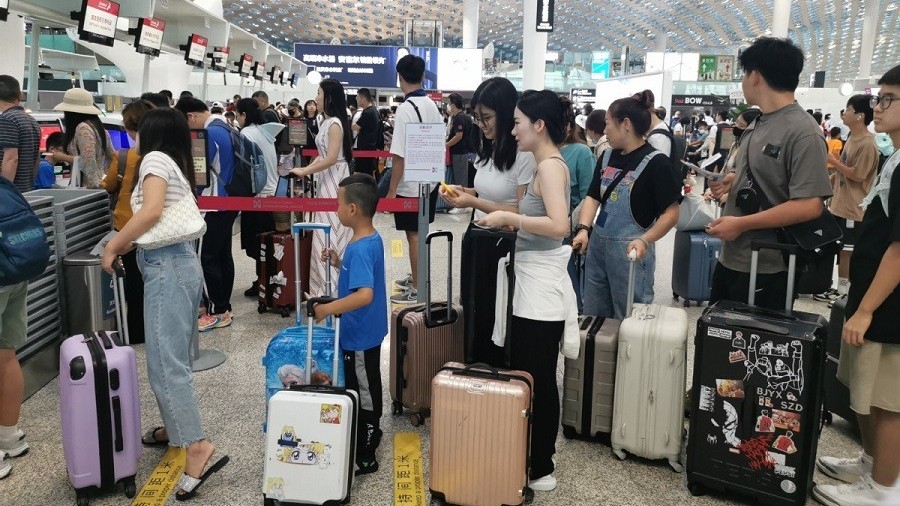 Sân bay chật như 'nêm cối', Trung Quốc bùng nổ du lịch Hè