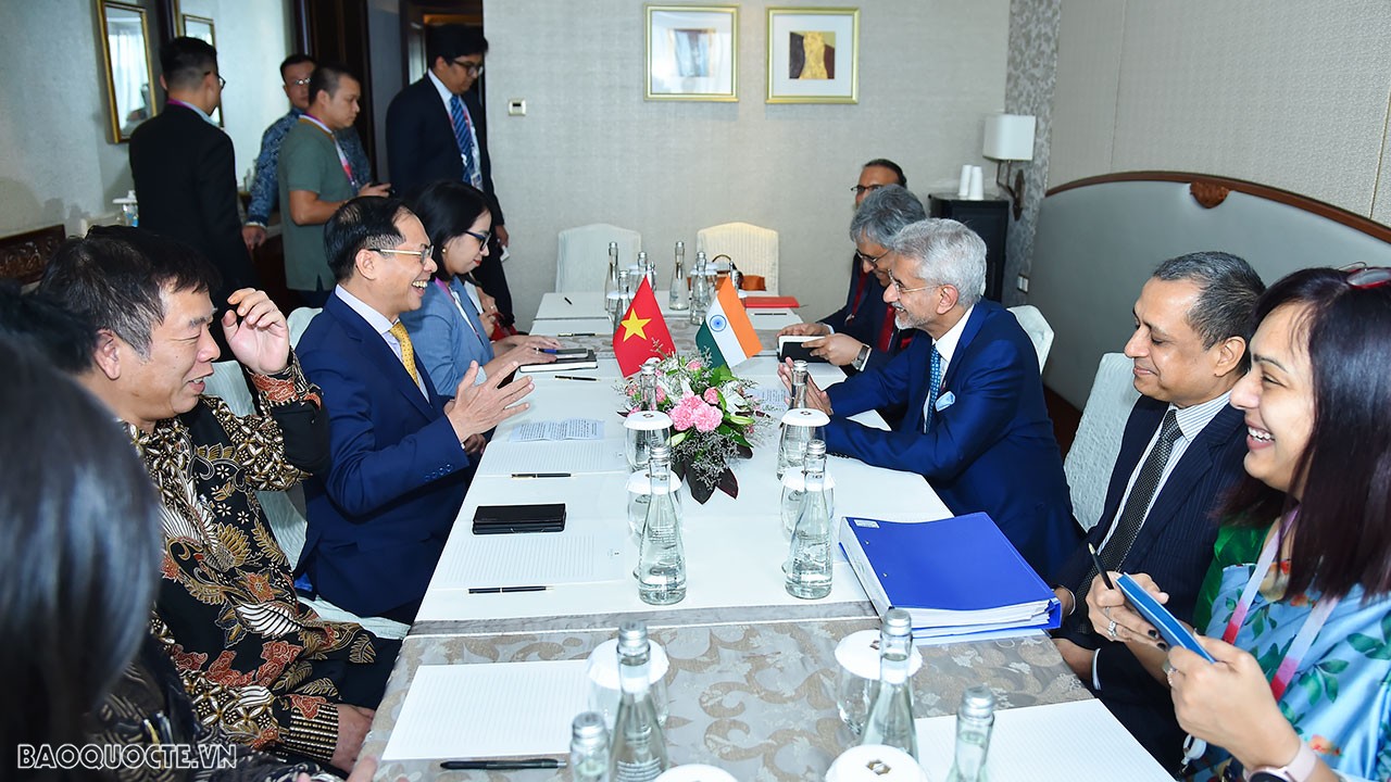 AMM-56: Foreign Minister Bui Thanh Son meets Indian, Australian counterparts