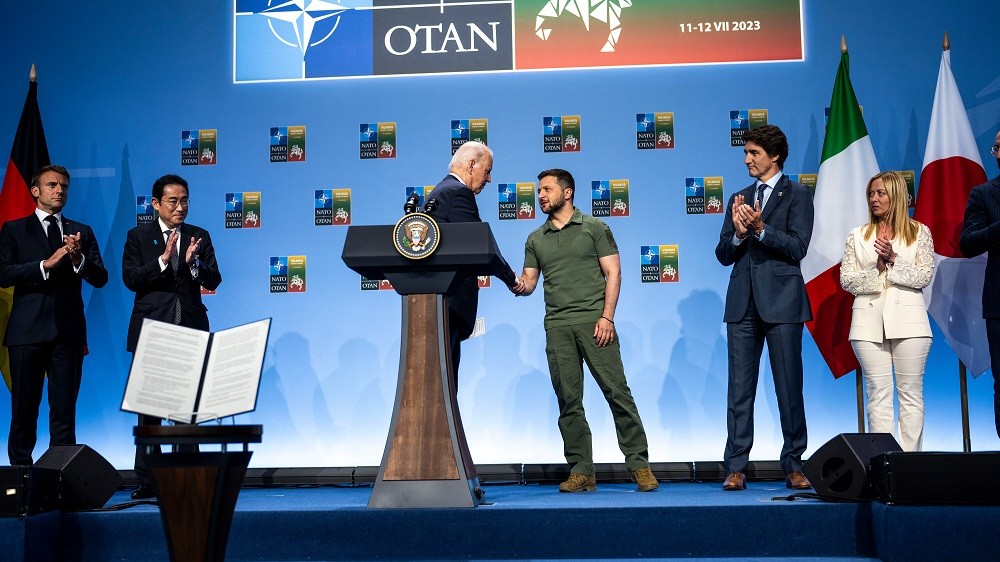 (07.13) Tổng thống Ukraine Volodymyr Zelensky và người đồng cấp Mỹ Joe Biden cùng lãnh đạo một số nước NATO tại Hội nghị thượng đỉnh của liên minh ngày 12/7 ở Vilnus, Lithuania. (Nguồn: New York Times)