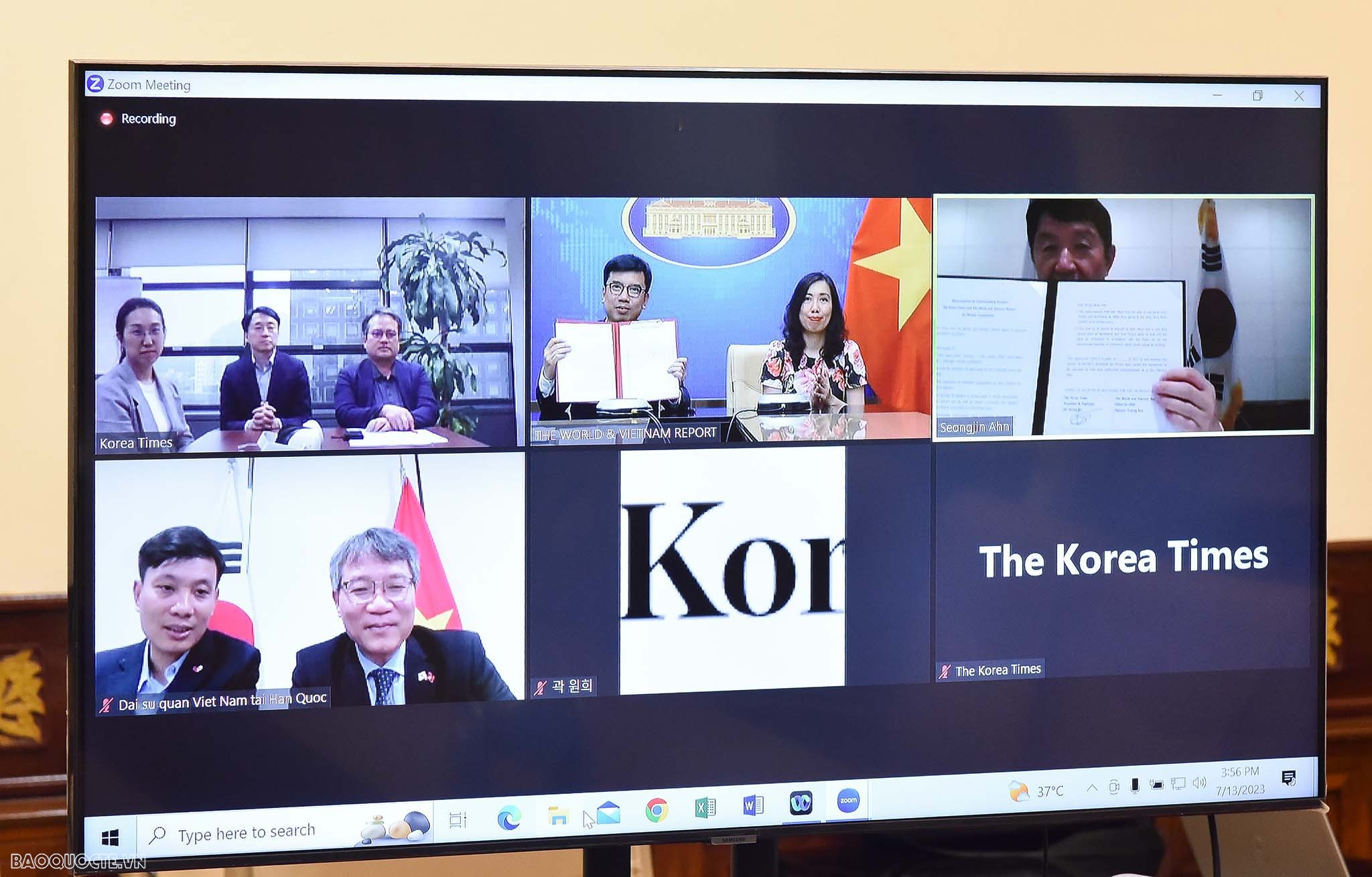 The World & Vietnam Report and Korea Times signed MOU on sharing content