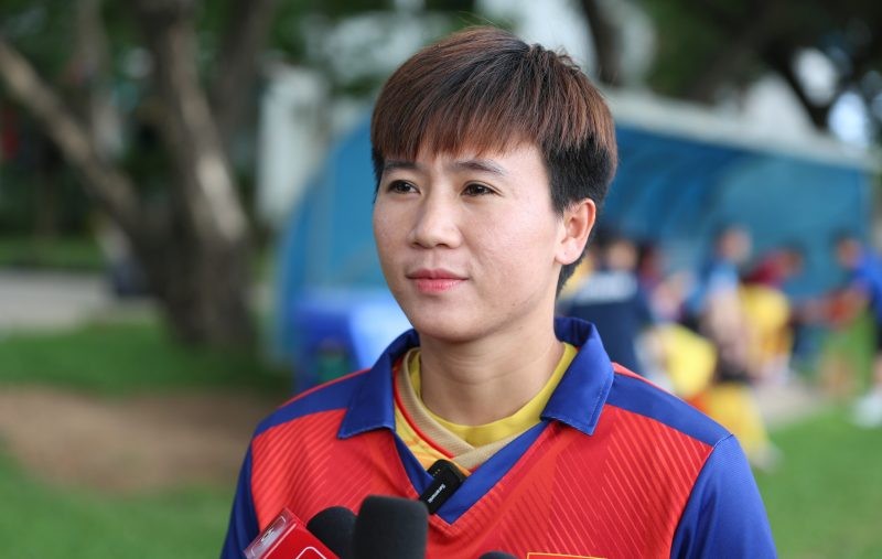 Tiền vệ Nguyễn Thị Tuyết Dung trả lời báo chí trước buổi tập. (Nguồn: VFF)