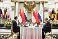 E ngại một xu hướng nguy hiểm ở khu vực, Ngoại trưởng Nga kết nối với Trung Quốc để tìm cách