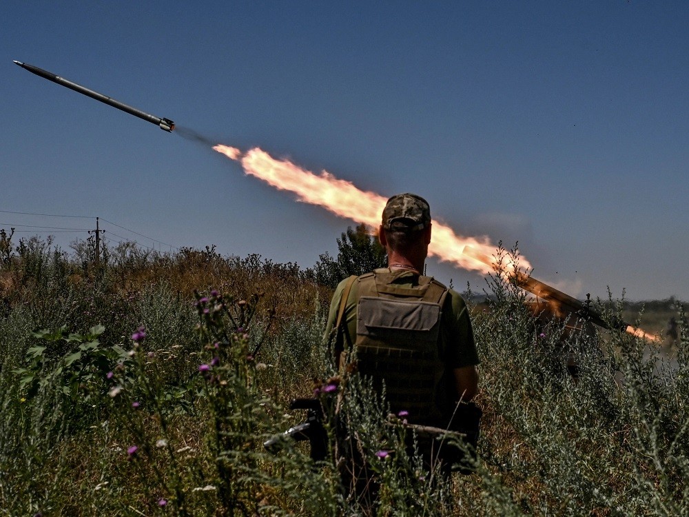 (07.14) Binh sĩ Ukraine triển khai một đợt tấn công tên lửa gần khu vực Zaporizhzhia. (Nguồn: Reuters)