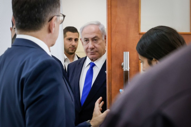 (07.14) Thủ tướng Israel Benjamin Netanyahu hiện diện tại tòa án quận Jerusalem ngày 28/6 để lắng nghe các thông tin liên quan đến vụ án nhắm vào mình. (Nguồn: Times of Israel)