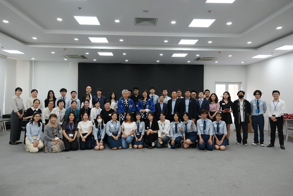 (07.11) Quyền Giám đốc Học viện Ngoai giao chụp ảnh lưu niệm với phái đoàn Japan Foundation. (Ảnh: Tuấn Hà)