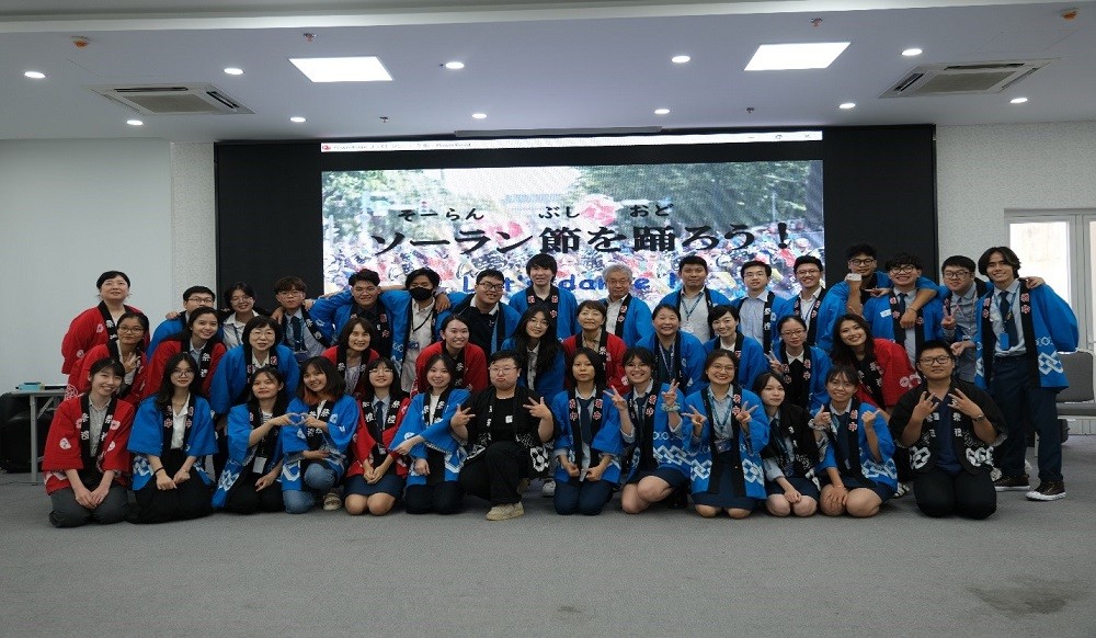 (07.11) Sinh viên Học viện Ngoại giao chụp ảnh kỉ niệm sau khi nhảy điệu Soran với các công dân Nhật Bản của tổ chức Japan Foundation. (Ảnh: Tuấn Hà)