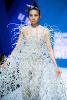 Siêu mẫu Thanh Hằng lộng lẫy trong thiết kế đặc biệt của Lê Thanh Hòa