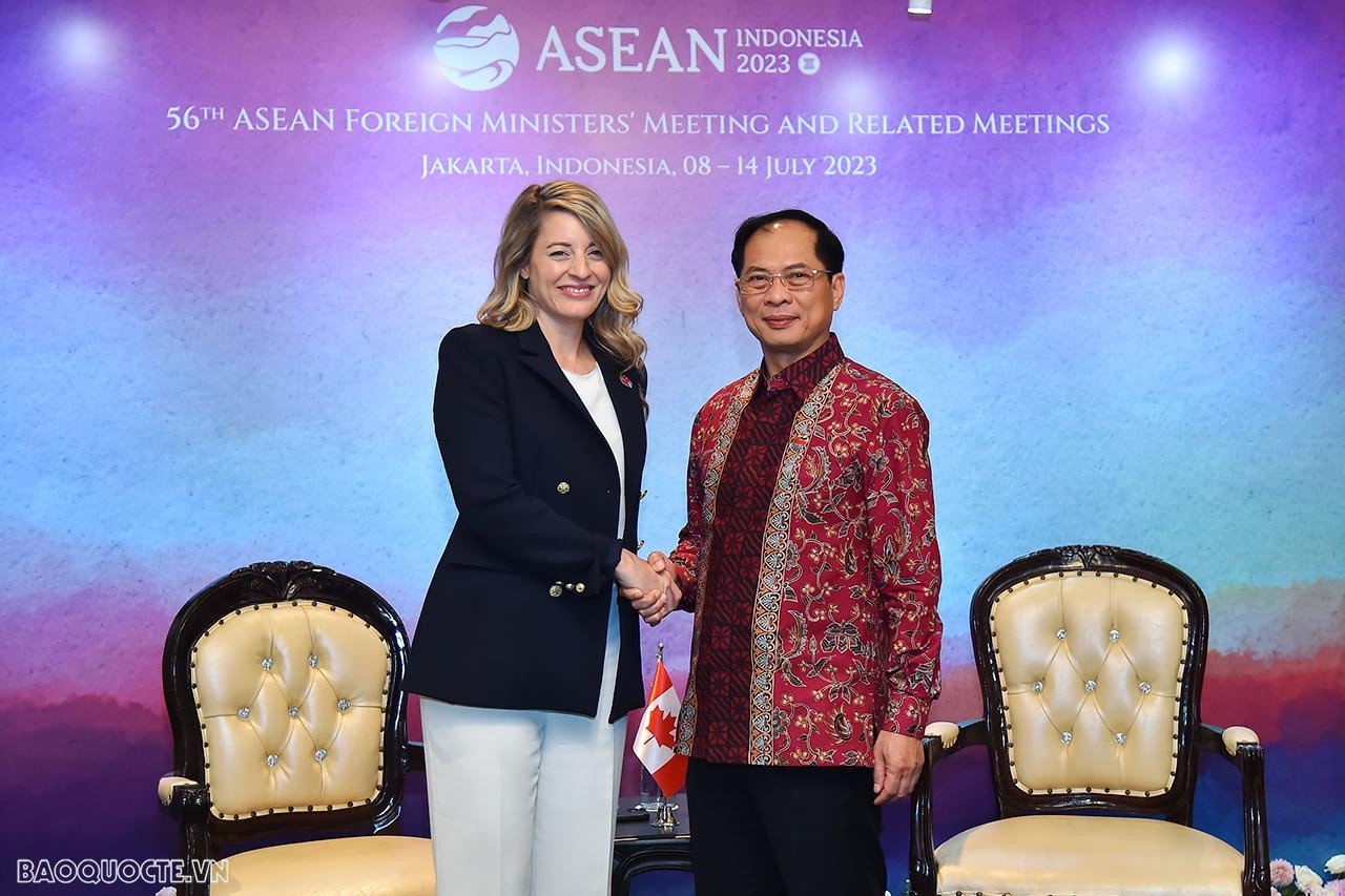 AMM-56: Foreign Minister Bui Thanh Son meets foreign counterparts