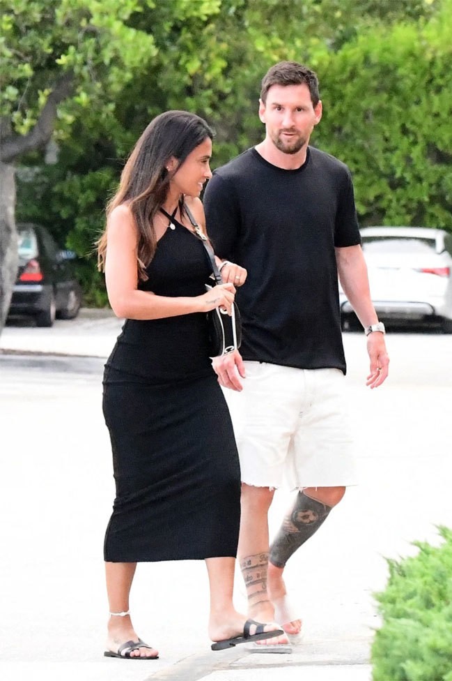 The Sun said that the Messi family went to the supermarket on the second day of arriving in Miami, Florida, USA, preparing for the launching ceremony of new club Inter Miami on July 16.