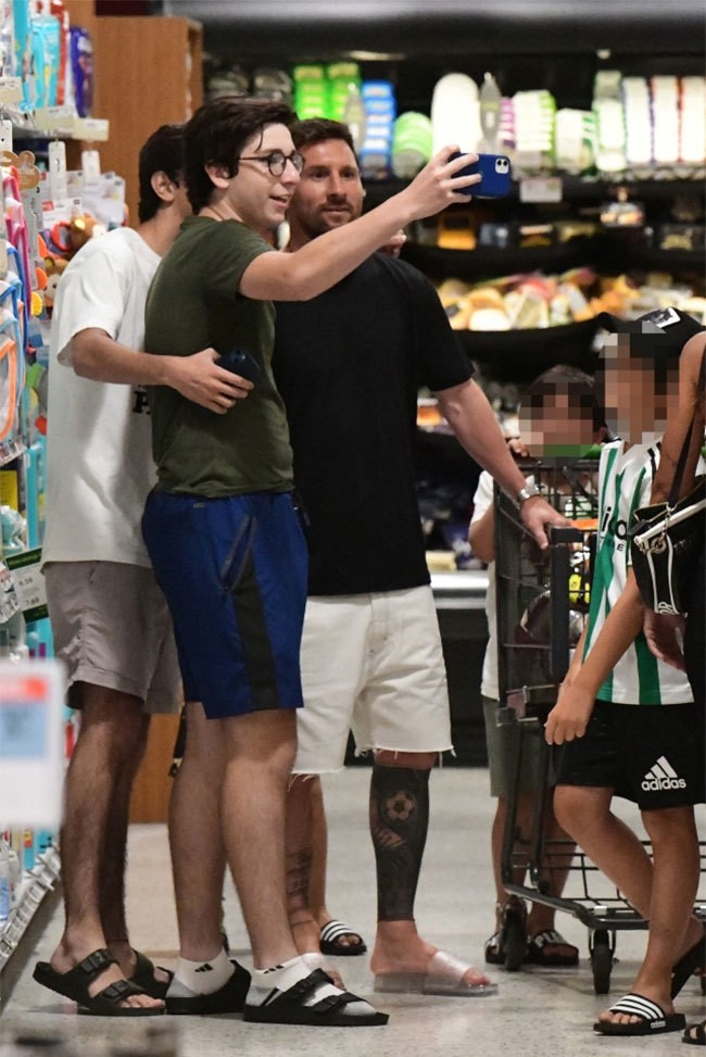 Lionel Messi and his family shop at the supermarket and take photos with fans