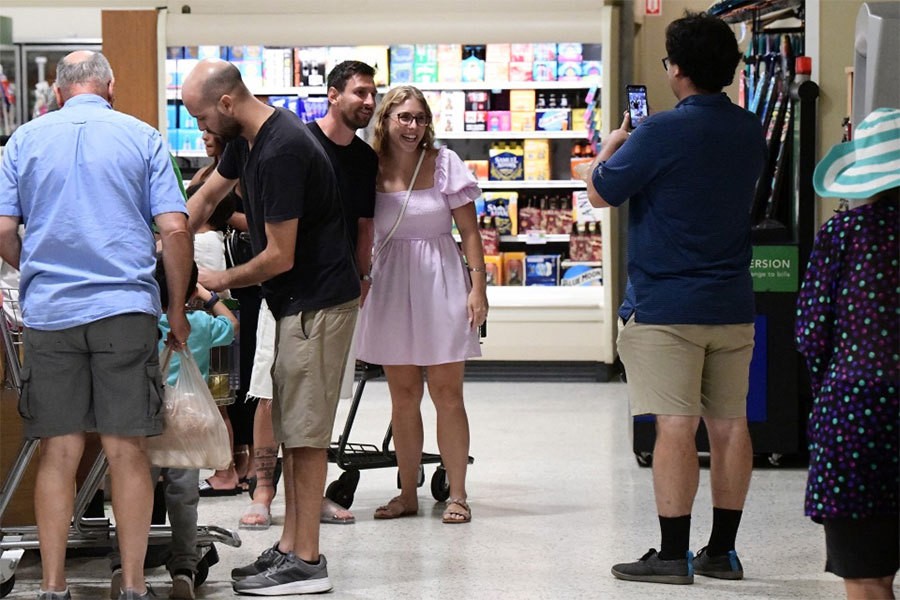 Lionel Messi and his family shop at the supermarket and take photos with fans