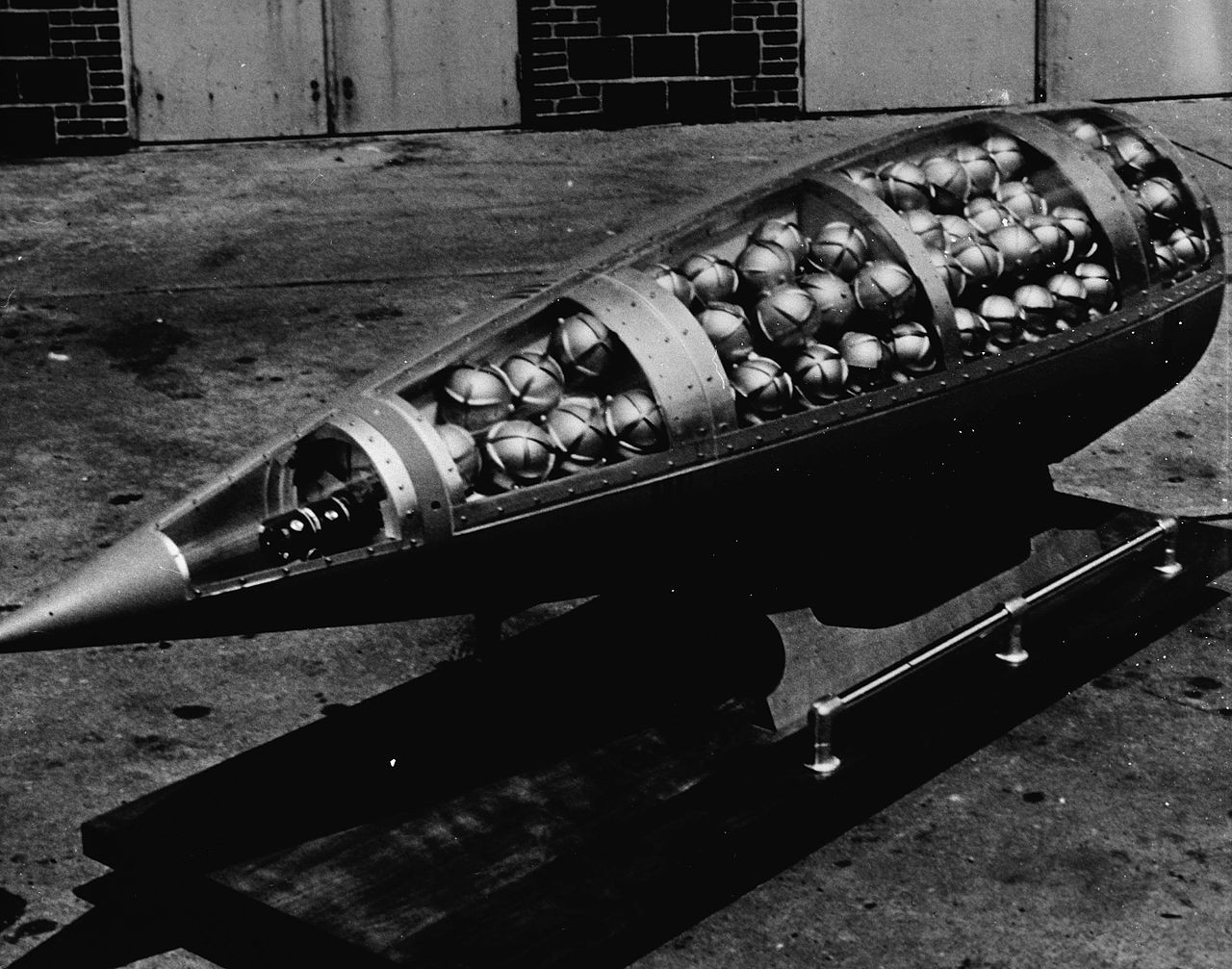 1.	Hình ảnh mặt trong của đầu đạn bom “John Thật Thà” của Mỹ, bên trong là đạn bom con M134 . (Nguồn: Wikipeadia)