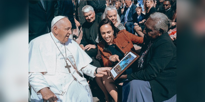 Đại sứ Chiara Porro (giữa) cùng với Giáo hoàng Francis và bà Miriam-Rose Ungunmerr-Baumann ngày 31/5. (Nguồn: Cathnews)