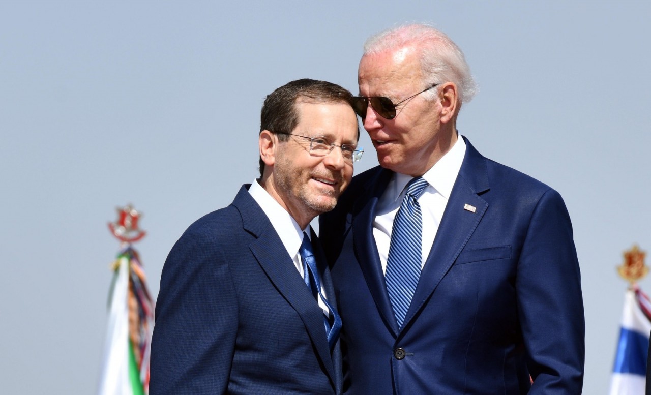 Tổng thống Israel Isaac Herzog và Tổng thống Mỹ Joe Biden trong chuyến thăm Israel từ ngày 13-15/7/2022. (Nguồn: AP)