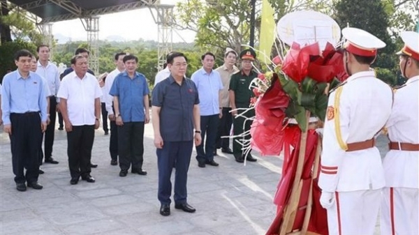 NA Chairman offers incense in tribute to martyrs in Thua Thien-Hue