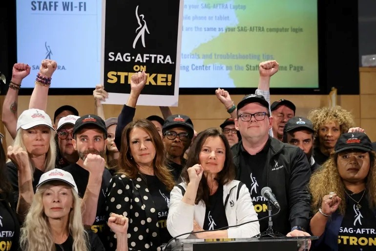 Chủ tịch công đoàn SAG-AFTRA Fran Drescher và những người khác tuyên bố đình công, tại Los Angeles. (Nguồn: Reuters)