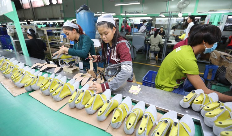 Lao động ở nhà máy giày ở thủ đô Phnom Penh, Campuchia. (Nguồn: Khmer Times)