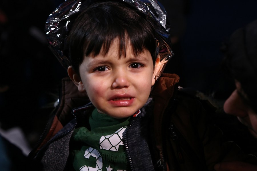 Một đứa trẻ di cư khóc tại Skala Sikaminias, trên đảo Lesvos, Hy Lạp, vào ngày 1/3/2020. (Nguồn: Tân Hoa xã)