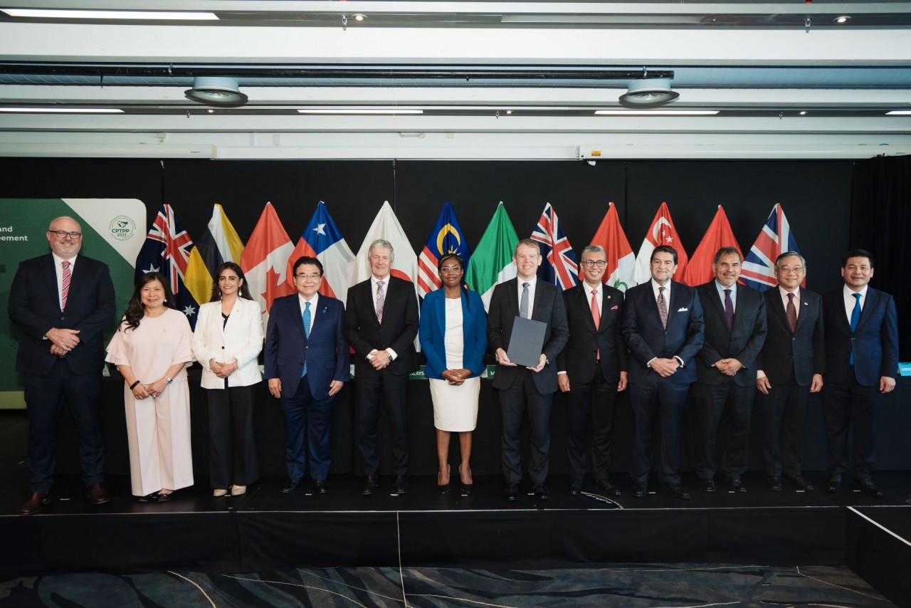 Bộ trưởng Kinh doanh và Thương mại Kemi Badenoch (giữa) cùng bộ trưởng các nước thành viên Hiệp định Đối tác toàn diện và tiến bộ xuyên Thái Bình Dương (CPTPP) chụp ảnh chung tại cuộc họp ở Auckland, New Zealand ngày 16/7/2023. (Nguồn: Ảnh: RNZ/TTXVN