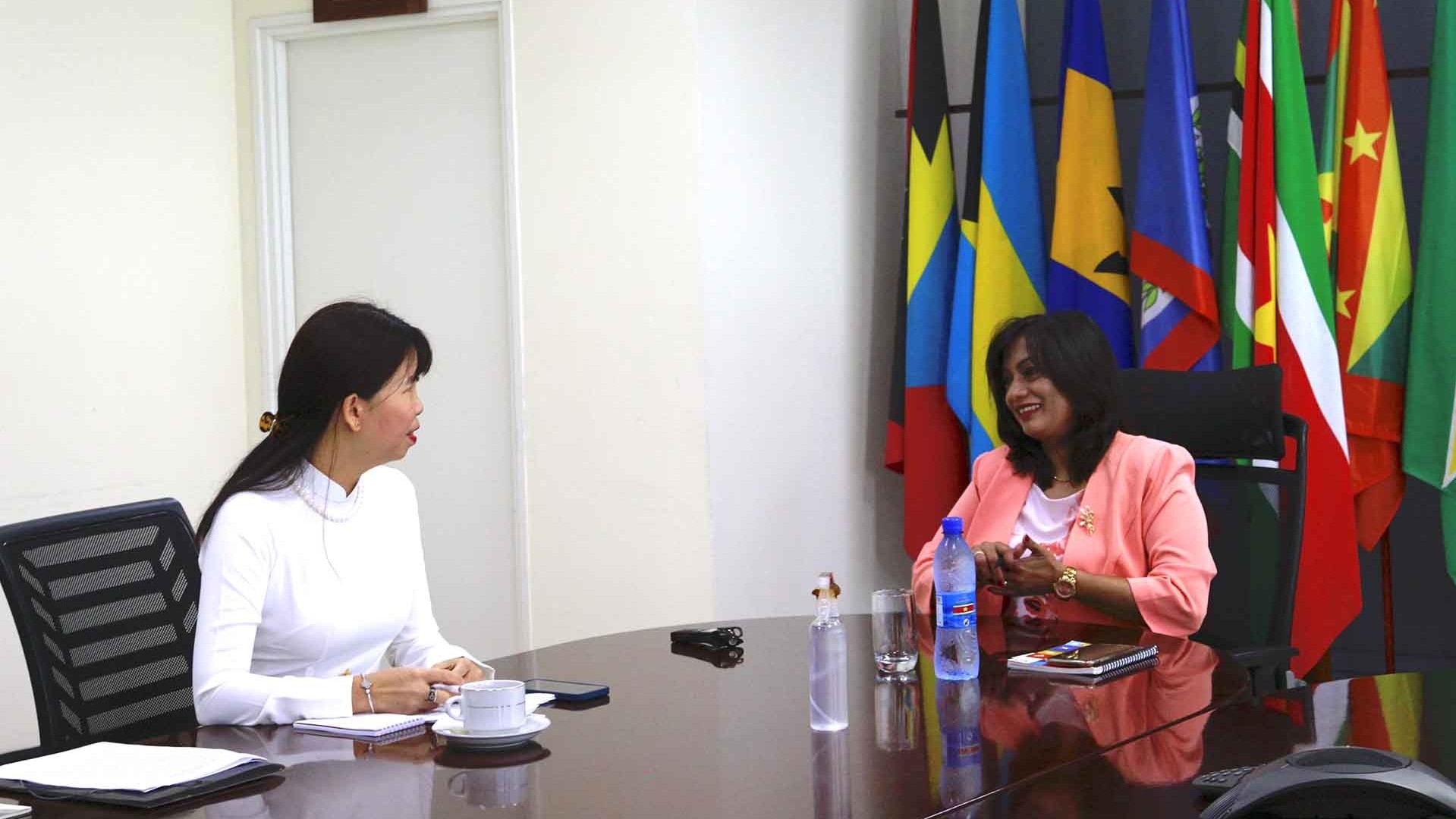 Đại sứ Phạm Thị Kim Hoa chào từ biệt chính phủ Suriname trước khi kết thúc nhiệm kỳ công tác
