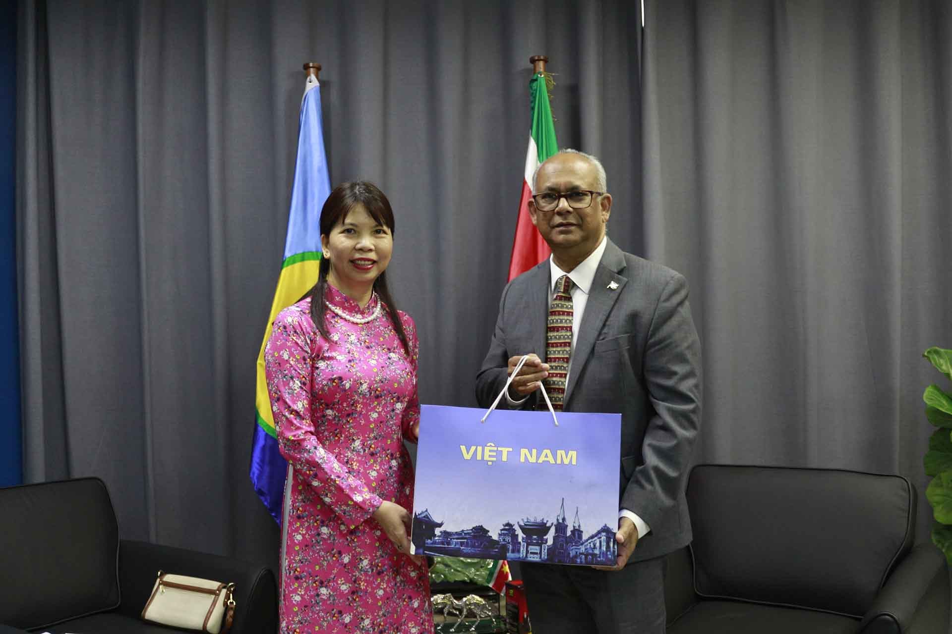 Đại sứ Phạm Thị Kim Hoa làm việc với Bộ trưởng Bộ Ngoại giao, thương mại và hợp tác quốc tế; Suriname.